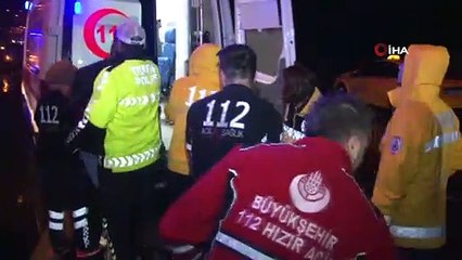 Küçükçekmece’de otomobil bariyerlere girdi; 4 yaralı