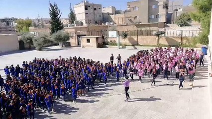 معلمة رياضة تعطي التمارين الرياضية للطلاب على أنغام فيروز بريف دمشق (فيديو)