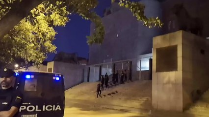 La Policía corta las cadenas y saca a las activistas de Femen encadenadas en Vistalegre por el acto de Vox