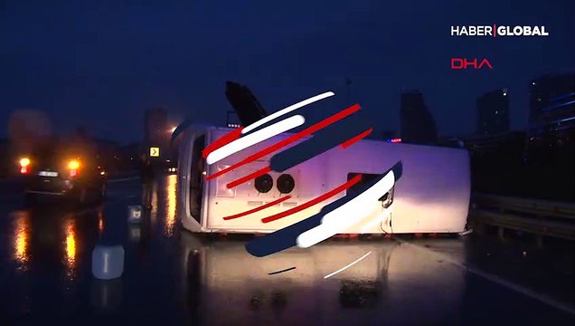 TEM'de servis aracı devrildi: 11 yaralı