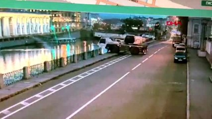 El freni çekilmeyen vinç dereye düştü