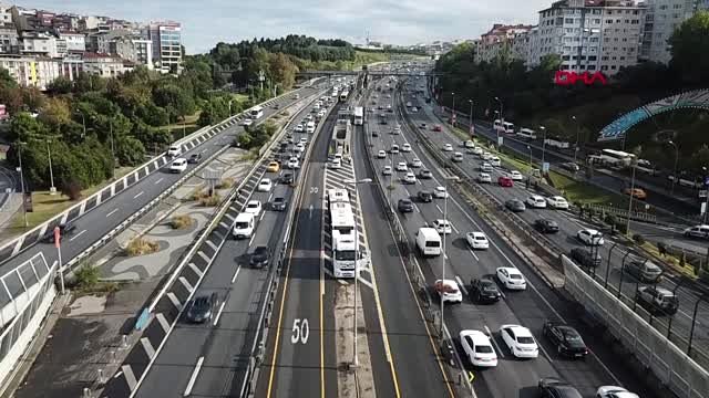 Halıcıoğlu metrobüs durağı'nda metrobüs metrobüse arkadan çarptı
