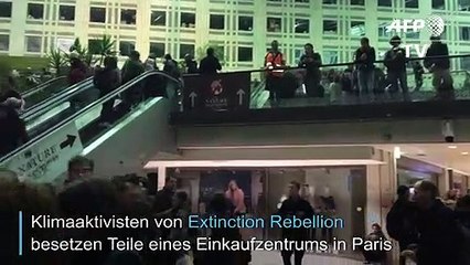 Aktivisten von Extinction Rebellion besetzen Einkaufszentrum in Paris