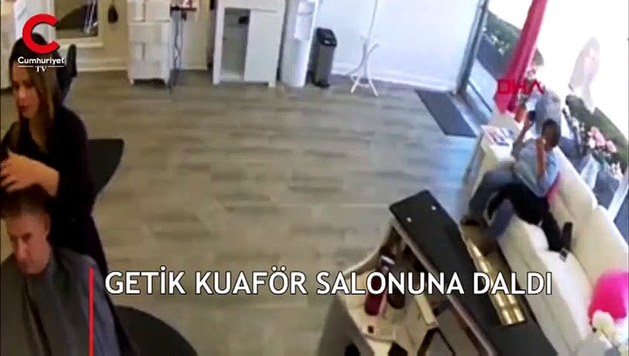 Kuaför salonunda büyük panik! Bir anda içeriye daldı