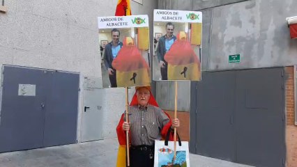 Seguidores de Abascal a las puertas de Vistalegre Plus Ultra.