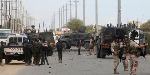 Así explota un coche bomba justo delante de un convoy militar italiano en Somalia