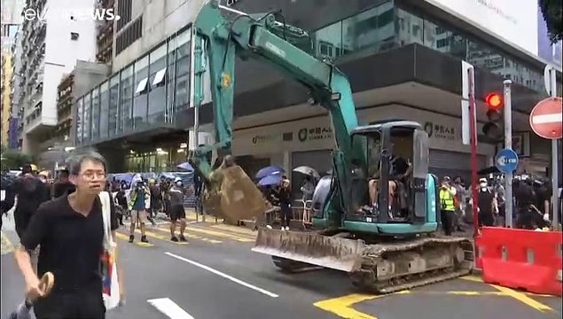 Hong Kong protesta in maschera, la sfida è ad alta intensità