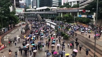 - Hong Kong'da yağmur altında protesto