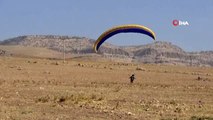Mardin'in Derik ilçesinde paraşütçüler, şehit kaymakam için havalandı