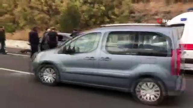 Seyir halindeyken lastiği patlayan araç önce refüje ardından duvara çarptı: 3 yaralı