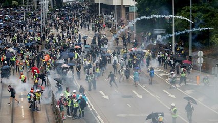 Polícia tenta dispersar protestos com gás lacrimogéneo