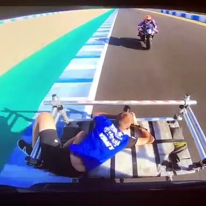 Il frôle la mort en photographiant des pilotes de moto sur un circuit