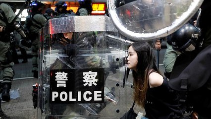 Les Hongkongais marchent, un masque au visage