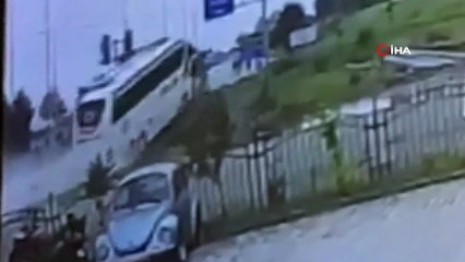 Kontrolden çıkan yolcu otobüsü araziye girdi, o anlar kameraya böyle yansıdı
