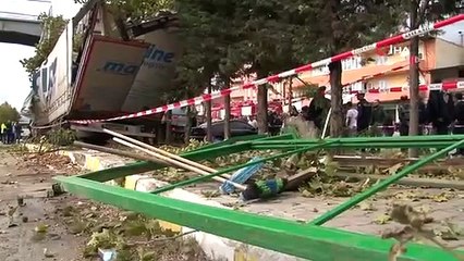Sakarya'da TIR durağa girdi: 2 ölü, 4 yaralı