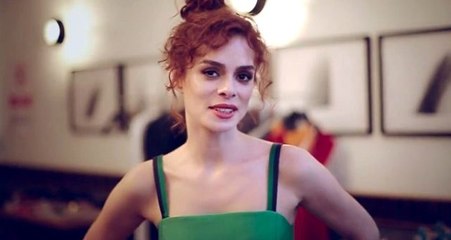 Özge Özpirinçci bacak açma hareketiyle hayrete düşündü