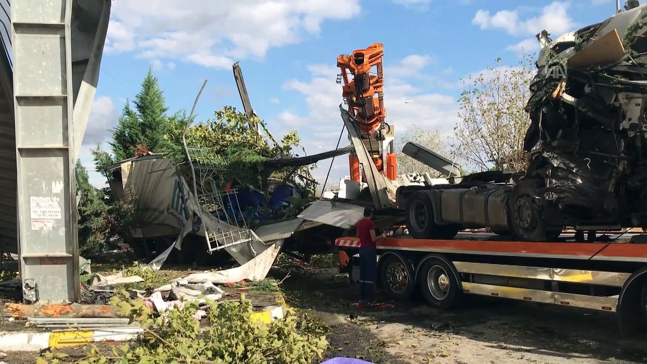 Tır otobüs durağına çarptı: 2 ölü, 3 yaralı (2)  - SAKARYA