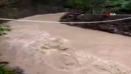 Zonguldak'ta sağanak yağış sonrası yaya köprüsü çöktü