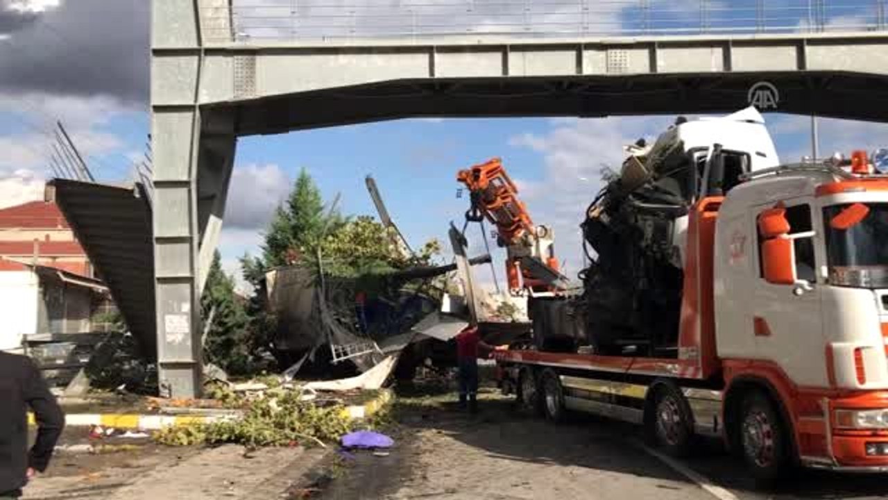 Tır otobüs durağına çarptı: 2 ölü, 3 yaralı (2)