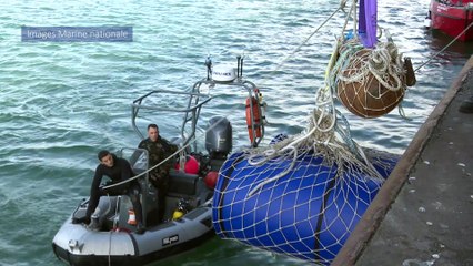 Mise à l'eau de la bombe par les démineurs - image Marine Nationale