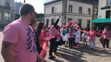 Avant la course de La Cherbourgeoise, 120 mètres de pelote pour dessiner le logo d’Octobre rose