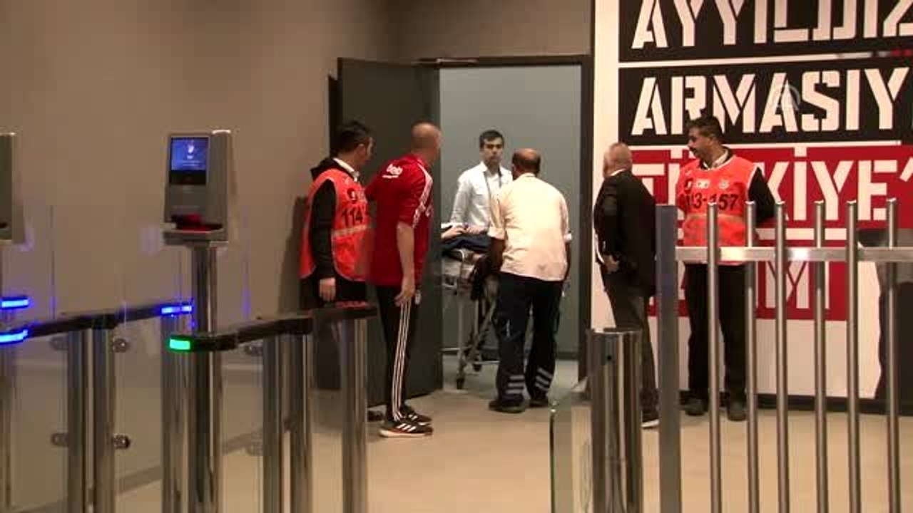 Maç esnasında sakatlanan Beşiktaşlı oyuncu Dorukhan Toköz, hastaneye kaldırıldı