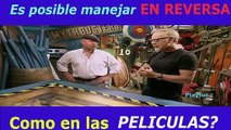 ¿Es posible manejar en reversa como en las películas de acción?