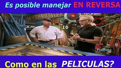 ¿Es posible manejar en reversa como en las películas de acción?
