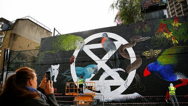 Grupo Extinction Rebellion pinta mural em Londres