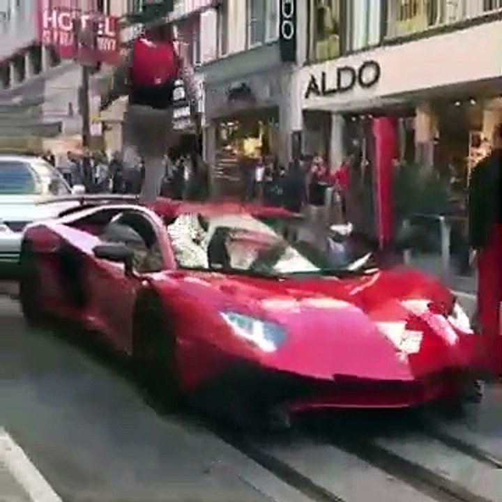 Il grimpe sur une Lamborghini Aventador mais le propriétaire ne va pas se laisser faire