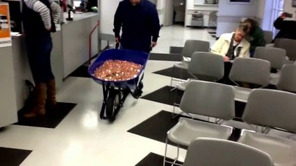 Il vient payer son amende avec 300.000 pièces de 1 cent... Bien joué