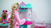 Rapunzel ayuda a su mamá Cuida del bebé y los niños juegan