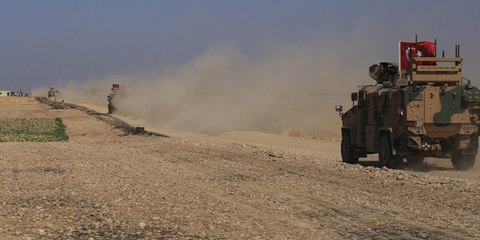 Las fuerzas turcas se concentran ya en la frontera siria tras el anuncio de Erdogan sobre una inminente operación