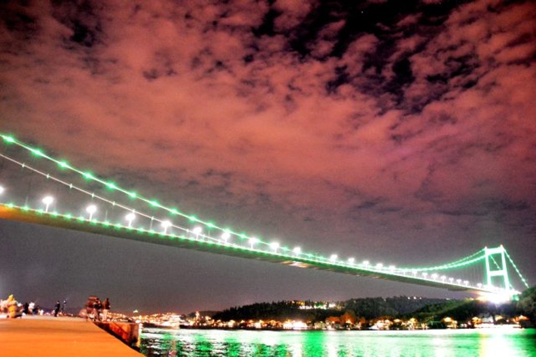 İstanbul'un simgeleri "Serebral Palsi" için yeşile büründü