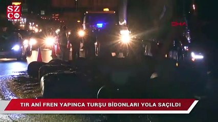 Download Video: TIR ani fren yapınca turşu bidonları yola saçıldı