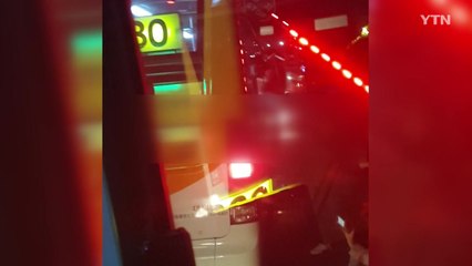 철길서 전동차가 마을버스 추돌...대형사고 이어질 뻔 / YTN