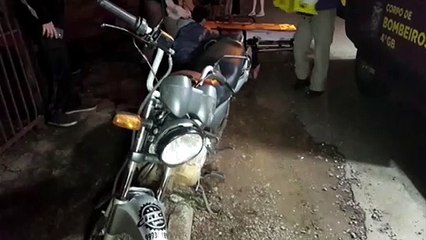 Motociclista sofre queda após atropelar cachorro na Rua Panamá