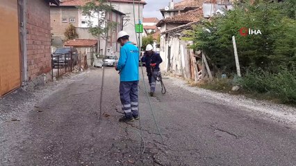 Çorum’da fırtına elektrik tellerini koparttı