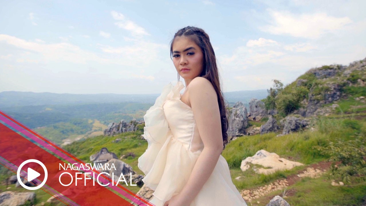 Mimie Fhara - Hatiku Terluka (Official Music Video NAGASWARA) #music Artist : Mimie Fhara Title : Hatiku Terluka Composed by : Hudan Arrangement : Donall Kinan Sammy ℗ & © 2019 NAGASWARA    Audio Streaming 24/7 download  app. here https://smarturl.id/UoYC