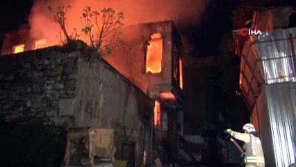 Fatih’te iki katlı metruk bina alev alev yandı