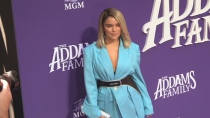 Karol G y Christina Aguilera brillan en el estreno de "La familia Addams"