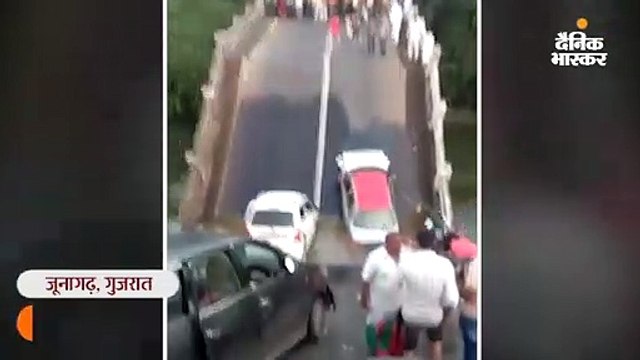 अचानक टूटकर पुल ढहा कई कारें चपेट में आईं