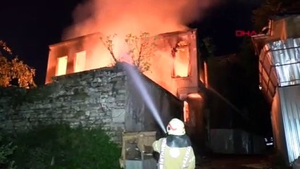 Fatih'te iki katlı metruk bina küle döndü