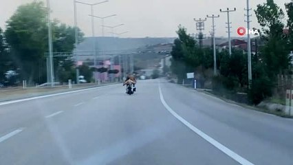 Motosiklet üstünde yatarak giden kişi tehlike saçtı