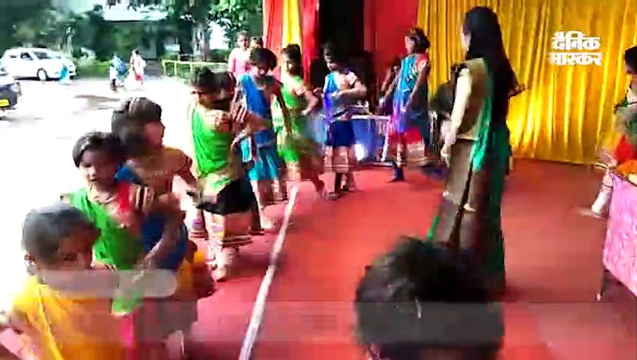 दृष्टिबाधित बालिकाओं ने गरबा किया