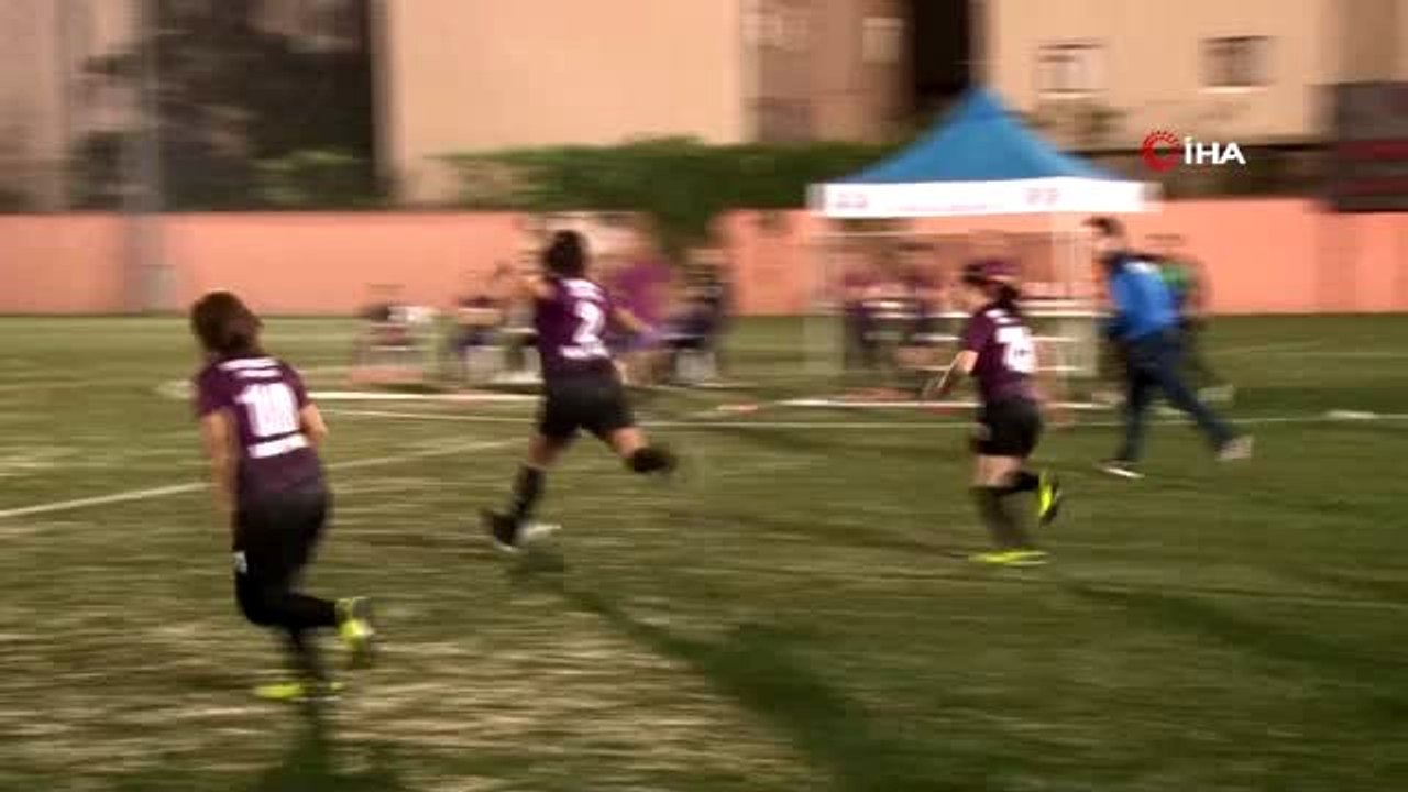 Kadınlar krampon giydi, kadına şiddete hayır maçı yaptı