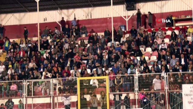 Kadınlar krampon giydi, kadına şiddete hayır maçı yaptı