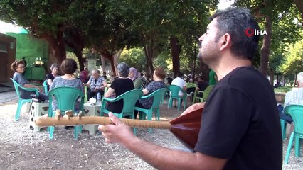 Bağlama çalıp türkü söyleyerek çocuklarını okutuyor