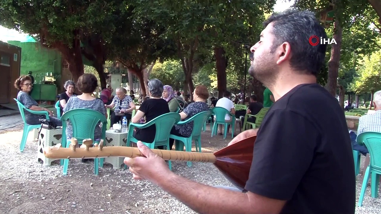 Bağlama çalıp türkü söyleyerek çocuklarını okutuyor