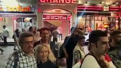 Gençler İstiklal caddesinde Kur'an ziyafeti verdi